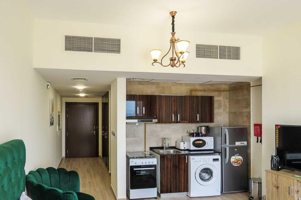 Oyo 860 Studio Apartment, Maya Tower 4, Jumeirah Village Triangle ドバイ エクステリア 写真