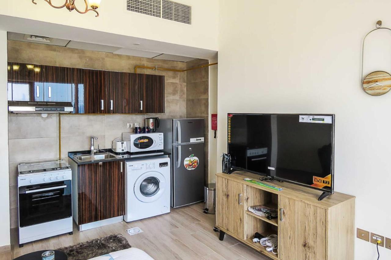 Oyo 860 Studio Apartment, Maya Tower 4, Jumeirah Village Triangle ドバイ エクステリア 写真
