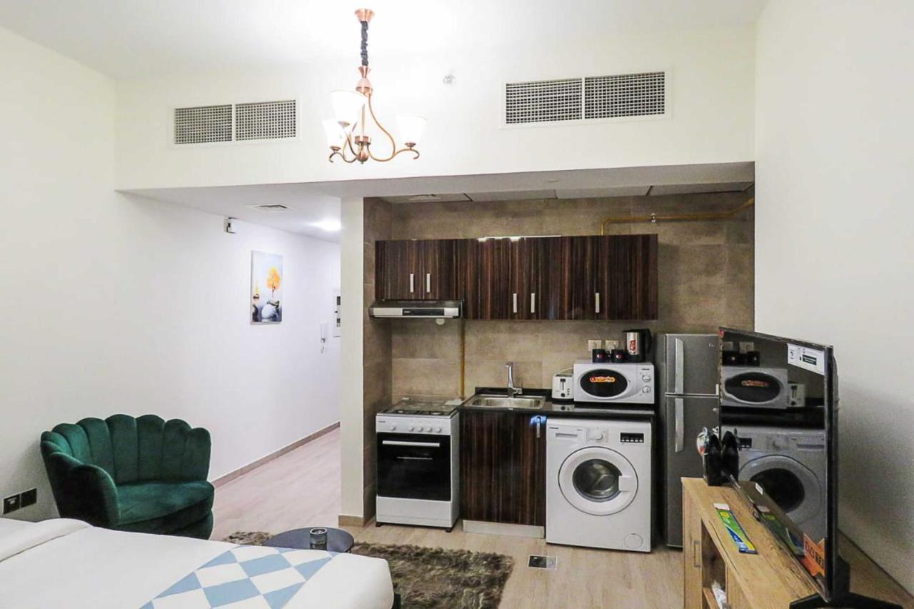 Oyo 860 Studio Apartment, Maya Tower 4, Jumeirah Village Triangle ドバイ エクステリア 写真