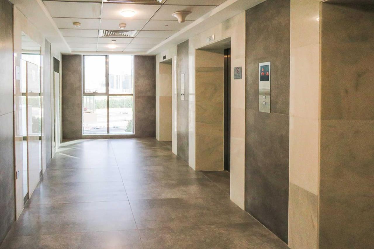 Oyo 860 Studio Apartment, Maya Tower 4, Jumeirah Village Triangle ドバイ エクステリア 写真