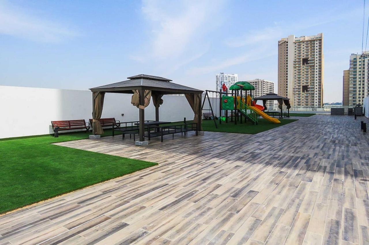 Oyo 860 Studio Apartment, Maya Tower 4, Jumeirah Village Triangle ドバイ エクステリア 写真